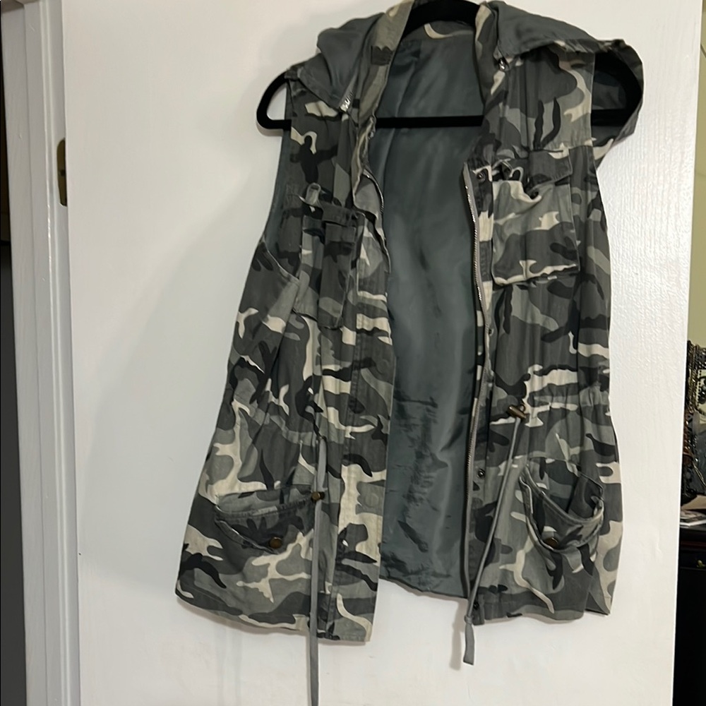 Camouflage Hooded Vest